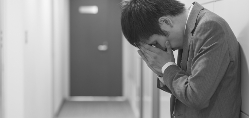 悩んでいる男性 イメージ写真