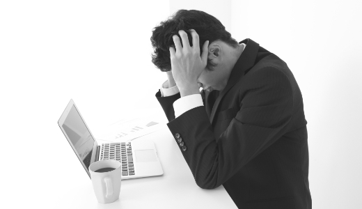悩んでいる男性 イメージ写真