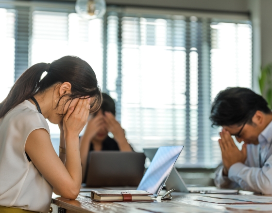 人間関係に悩んでいる人々 イメージ写真