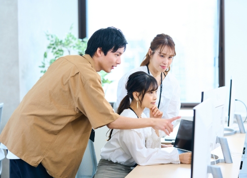 部下と話す人のイメージ写真