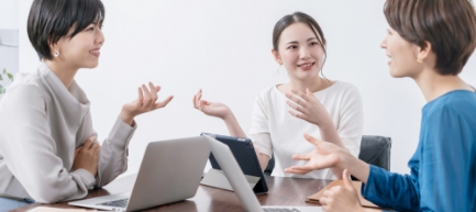 部下と対話しているイメージ写真